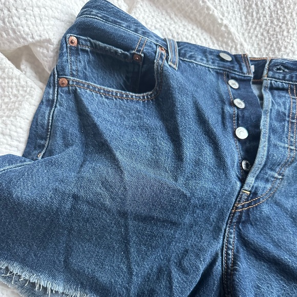 NWT Levi’s Ribcage Jean Shorts - Picture 3 of 7